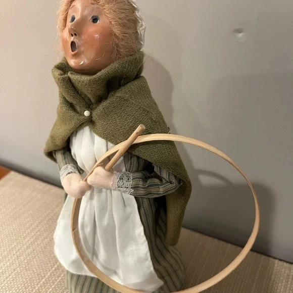 Byers Choice Carolers 1998 Williamsburg Collection.  Girl with wooden hoop toy. - Picture 4 of 6